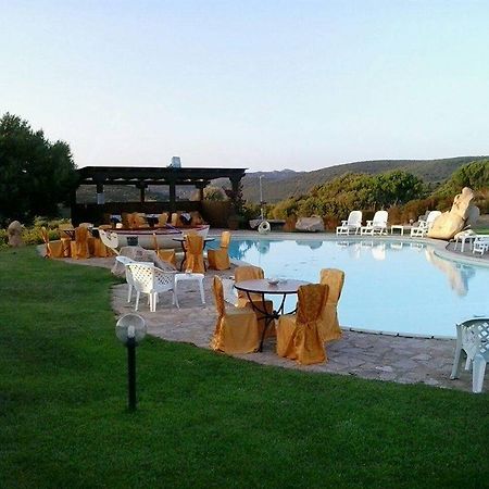 Hotel Ristorante La Tana Di Li Mazzoni Trinita d'Agultu e Vignola ภายนอก รูปภาพ