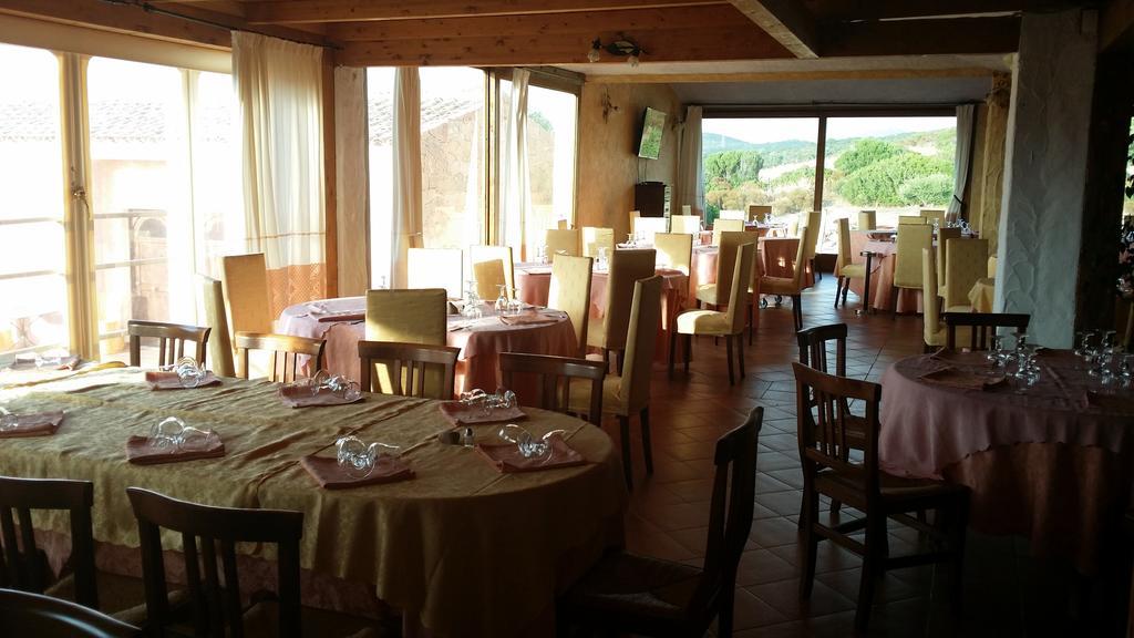 Hotel Ristorante La Tana Di Li Mazzoni Trinita d'Agultu e Vignola ภายนอก รูปภาพ