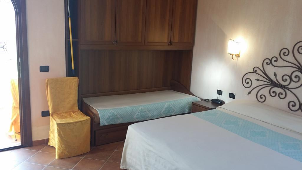 Hotel Ristorante La Tana Di Li Mazzoni Trinita d'Agultu e Vignola ภายนอก รูปภาพ