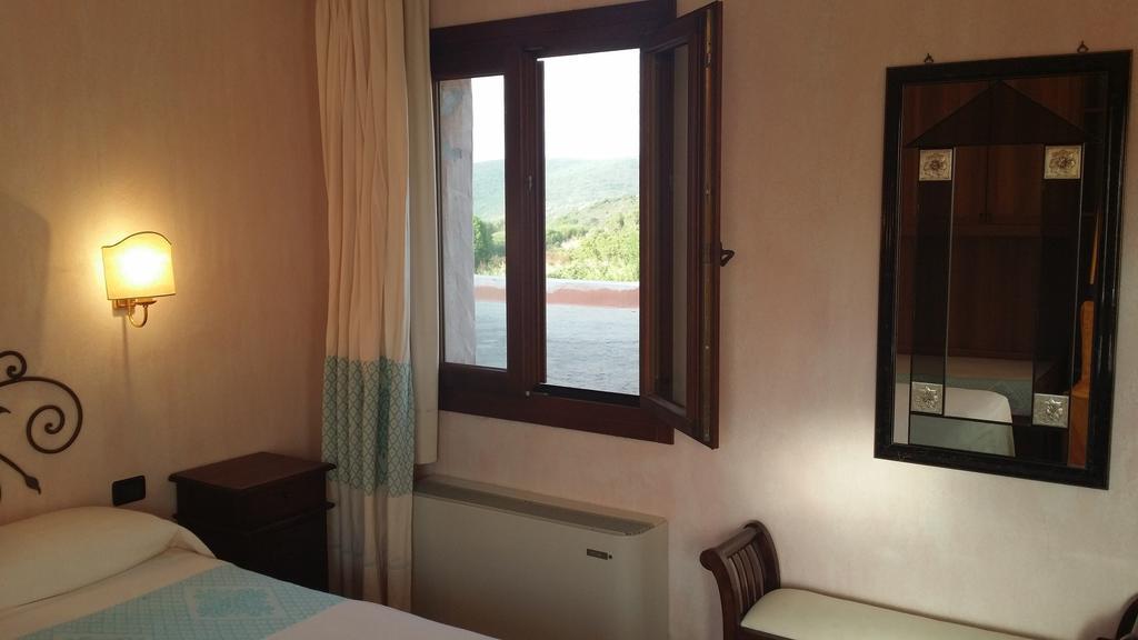 Hotel Ristorante La Tana Di Li Mazzoni Trinita d'Agultu e Vignola ห้อง รูปภาพ