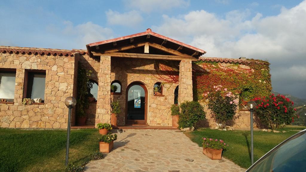 Hotel Ristorante La Tana Di Li Mazzoni Trinita d'Agultu e Vignola ภายนอก รูปภาพ