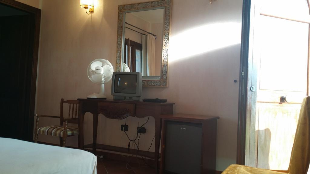 Hotel Ristorante La Tana Di Li Mazzoni Trinita d'Agultu e Vignola ภายนอก รูปภาพ