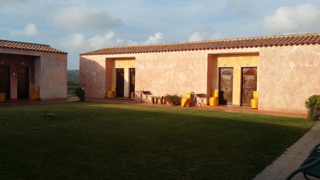 Hotel Ristorante La Tana Di Li Mazzoni Trinita d'Agultu e Vignola ภายนอก รูปภาพ