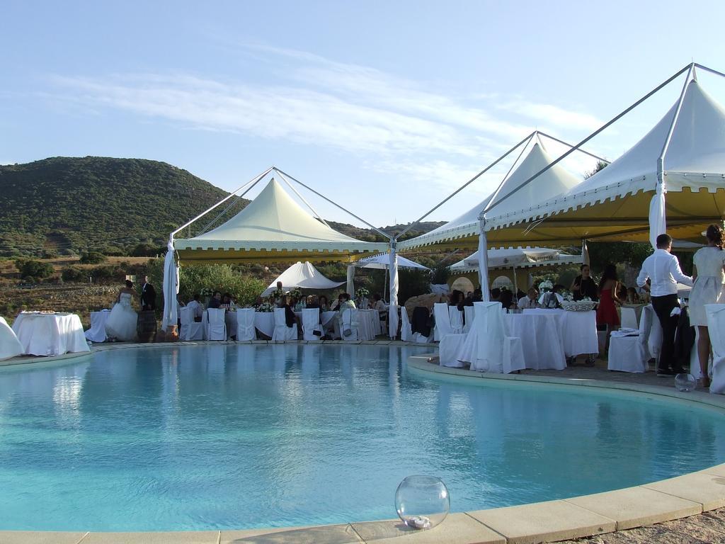 Hotel Ristorante La Tana Di Li Mazzoni Trinita d'Agultu e Vignola ภายนอก รูปภาพ